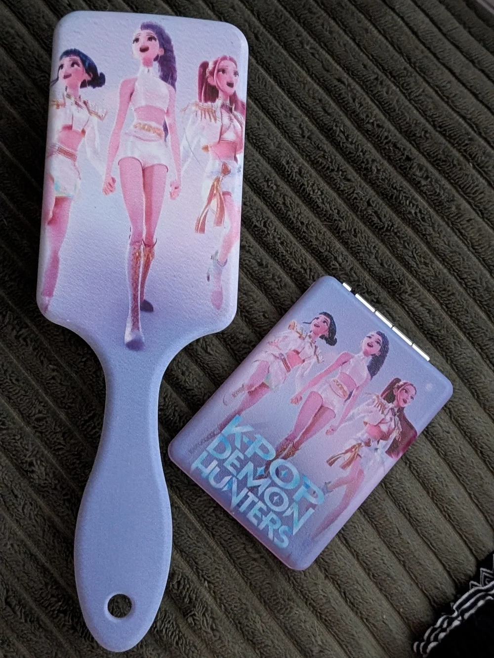 New K-pop Demon Hunters Brush And Compact Mirror